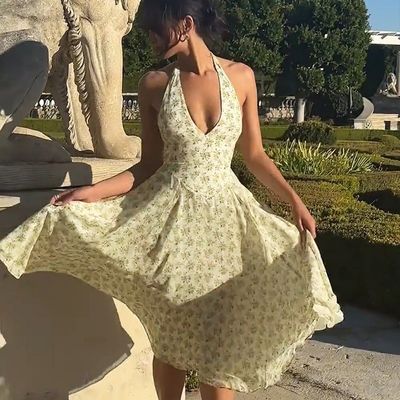 Abito estivo da donna da corteccia con modello floreale