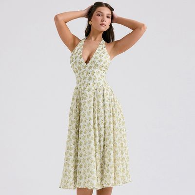 Abito estivo da donna da corteccia con modello floreale