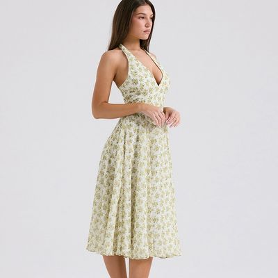 Abito estivo da donna da corteccia con modello floreale