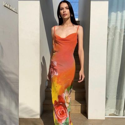 Il vestito da donna di nuova moda sexy senza schiena.