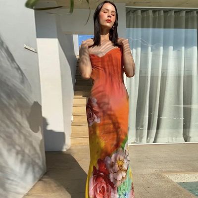 Il vestito da donna di nuova moda sexy senza schiena.