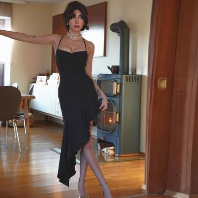 Nuova sexy sexy con taglio basso e un colletto con una sola linea